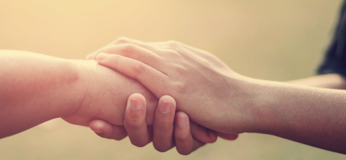 people old young hand holding with sunset background min - Empati Nedir? Nasıl Empati Yapılır?